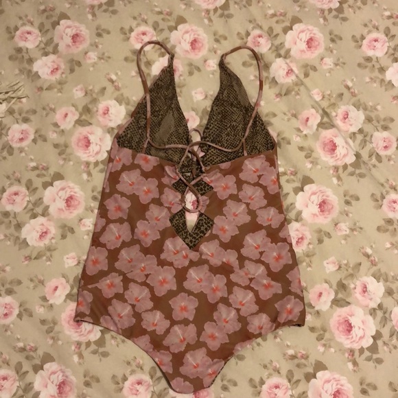 ‼️SOLD‼️ Acacia Kokomo one piece in capsule mahalo - Picture 3 of 4